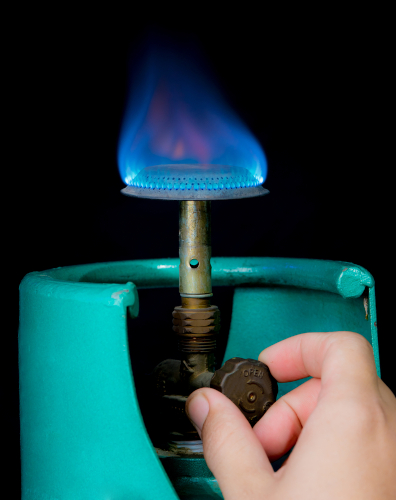 Chama controlada produzida por gás liquefeito de petróleo, representando um hidrocarboneto.